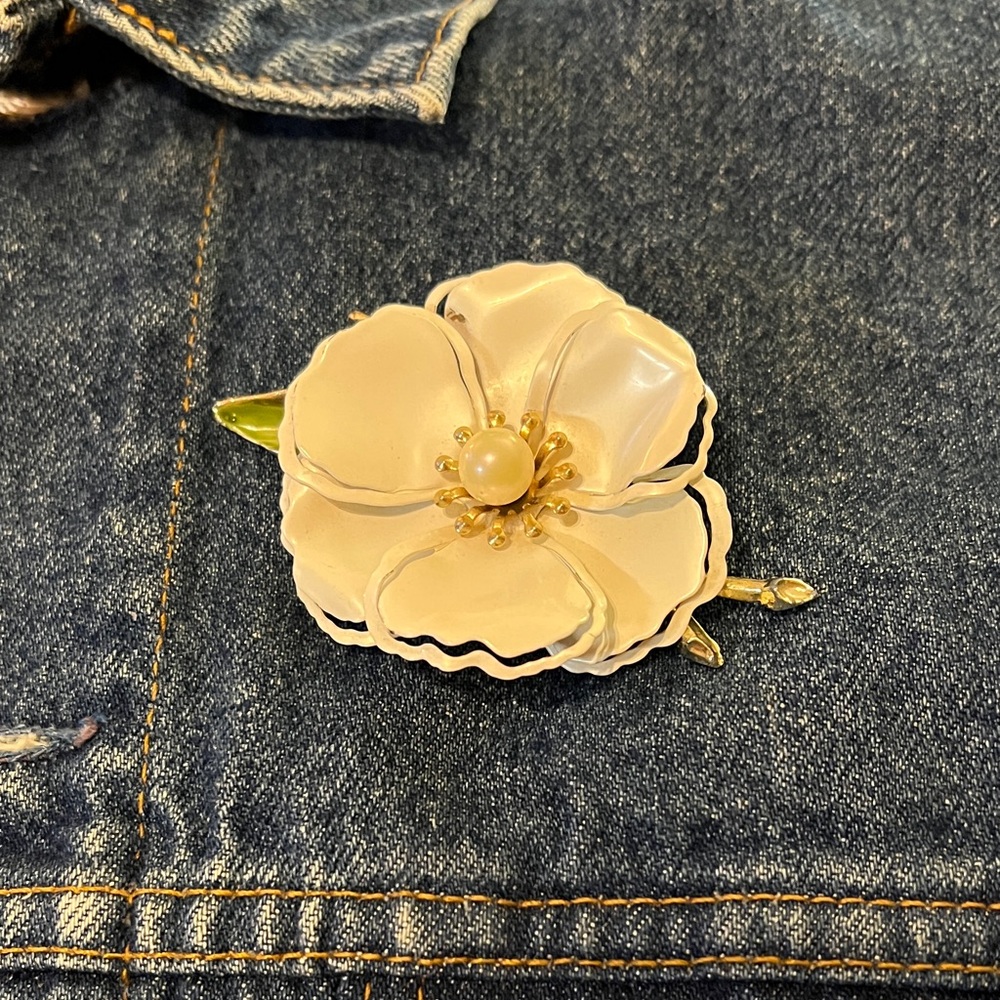 Chic Enameled Gold and Cream Floral Brooch